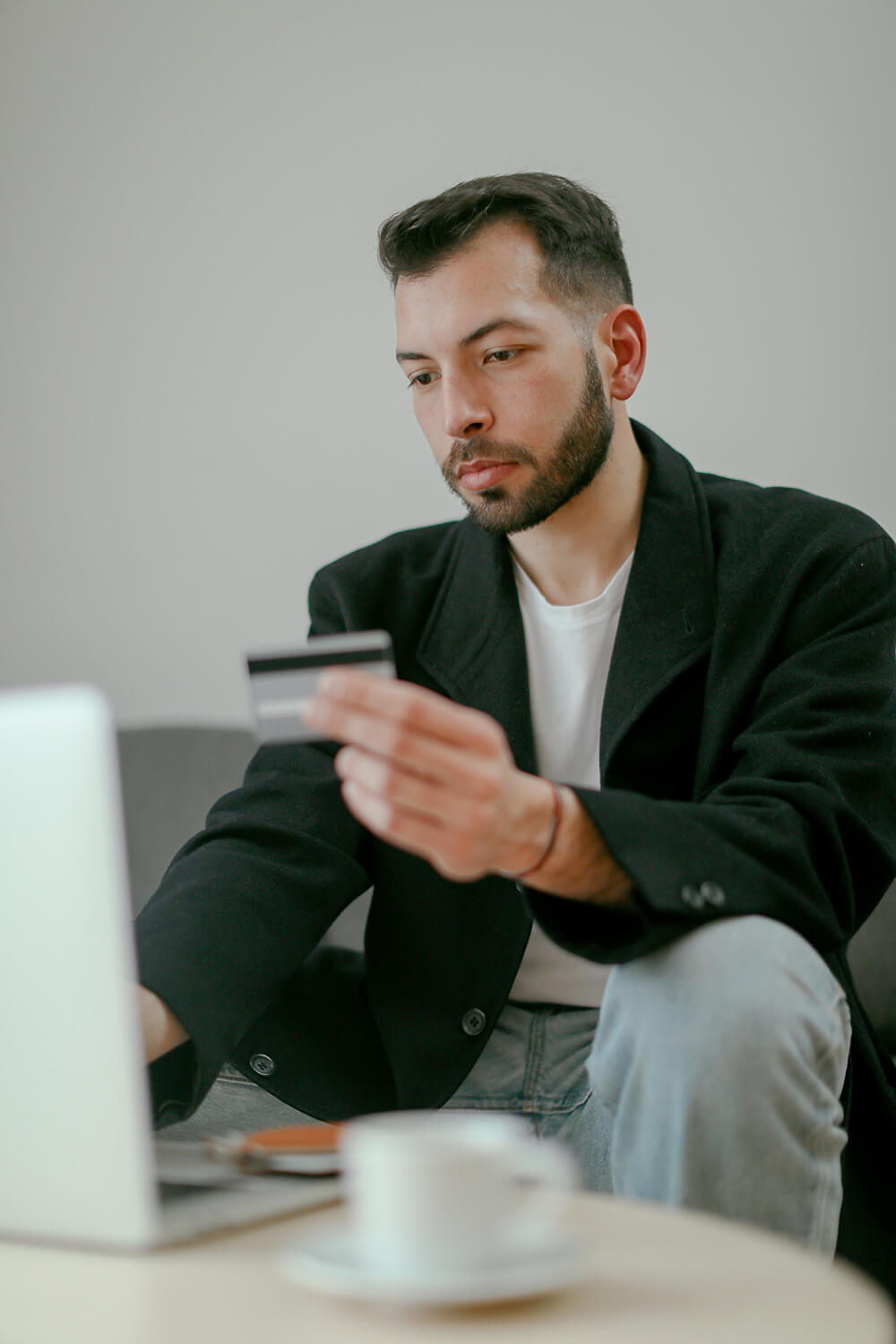 pexels-cup-of-couple-6633592 Hombre contratando un abogado online